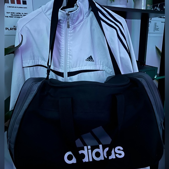 Vintage windbreaker and brand new Adidas duffel bag for only 20$ BOTH !! - Picture 1 of 8